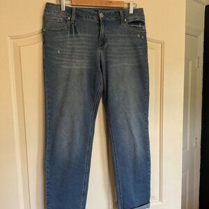 👖 1822 Denim Cropped Jeans – Size 10 – Lightly Distressed & Effortlessly Cool